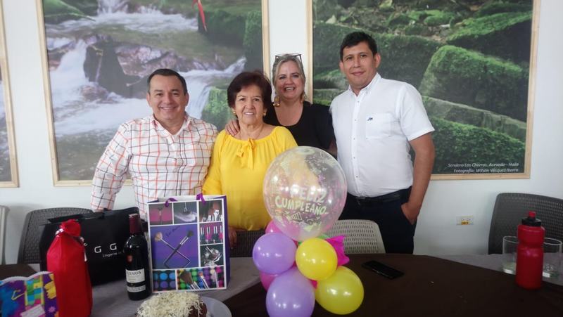 La cumpleañera con sus hijos Juan Carlos Polanco, Amanda Ramos Vidal, Martha Polanco y Jorge Enrique Ortiz.